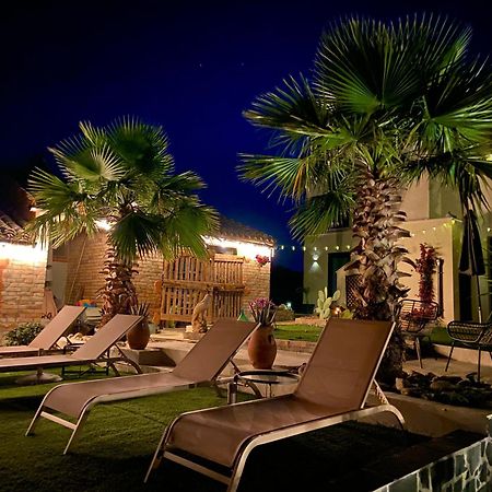 Bed And Adventure Tramontana Resort - Casetta & Wellness Castilenti Exterior foto