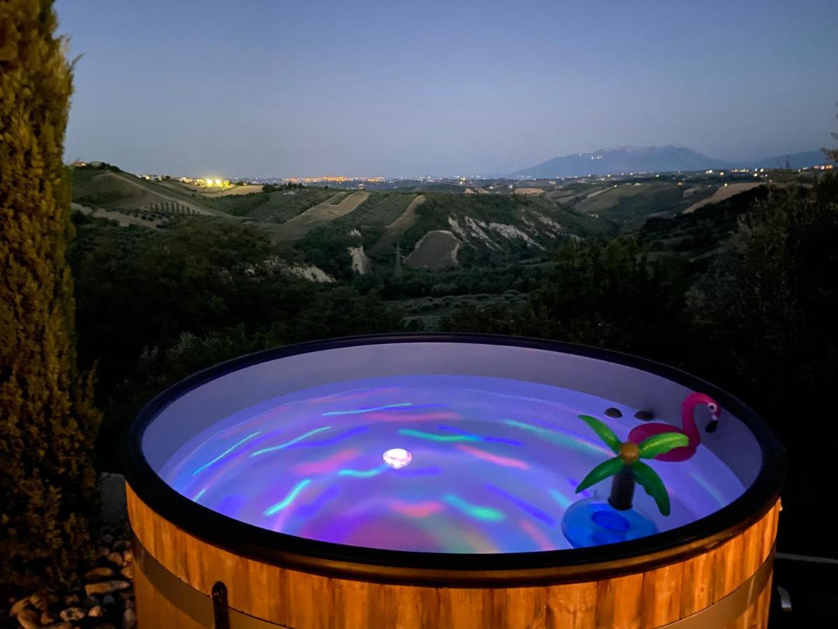 Bed And Adventure Tramontana Resort - Casetta & Wellness Castilenti Exterior foto