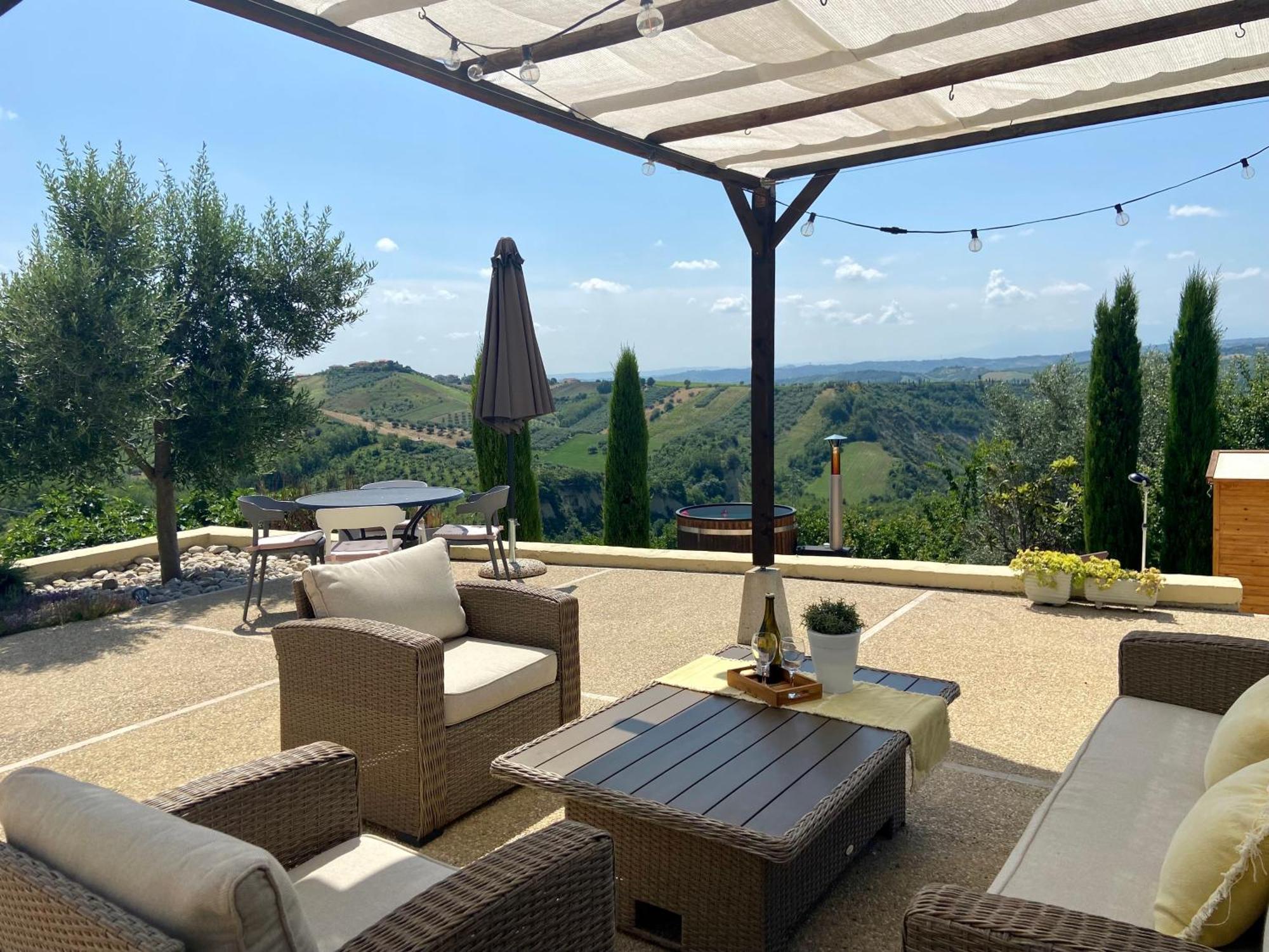 Bed And Adventure Tramontana Resort - Casetta & Wellness Castilenti Exterior foto