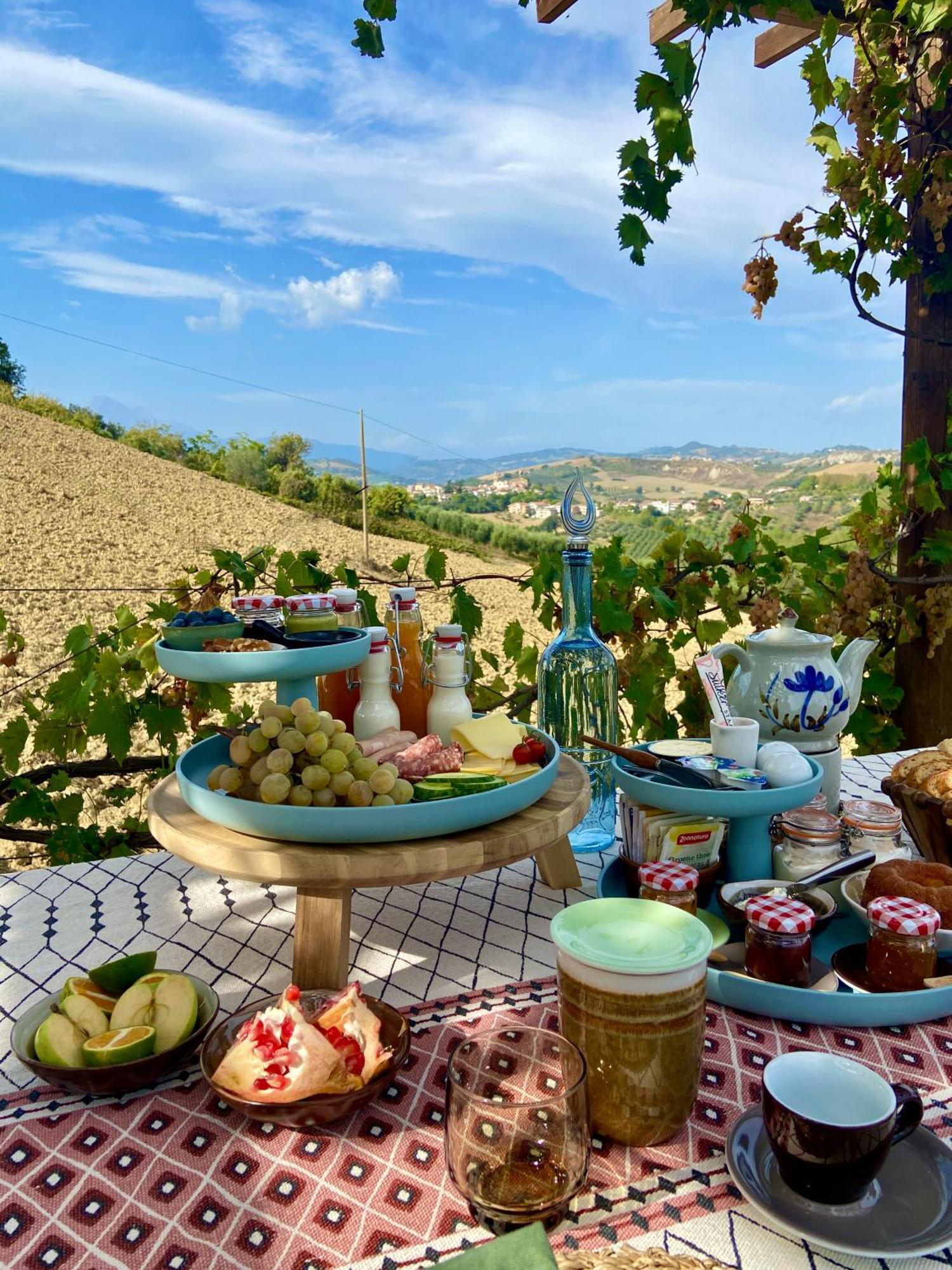 Bed And Adventure Tramontana Resort - Casetta & Wellness Castilenti Exterior foto