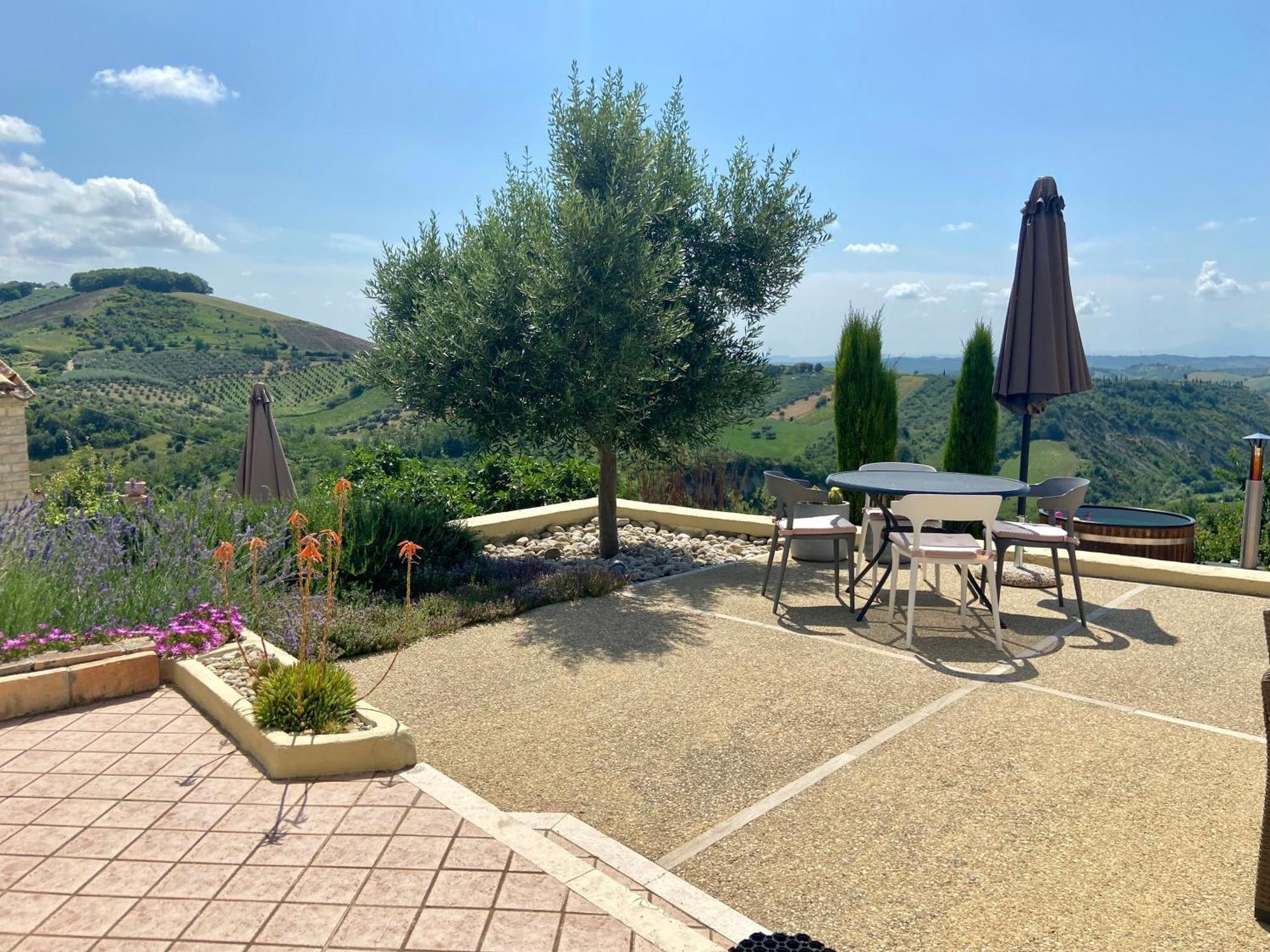 Bed And Adventure Tramontana Resort - Casetta & Wellness Castilenti Exterior foto