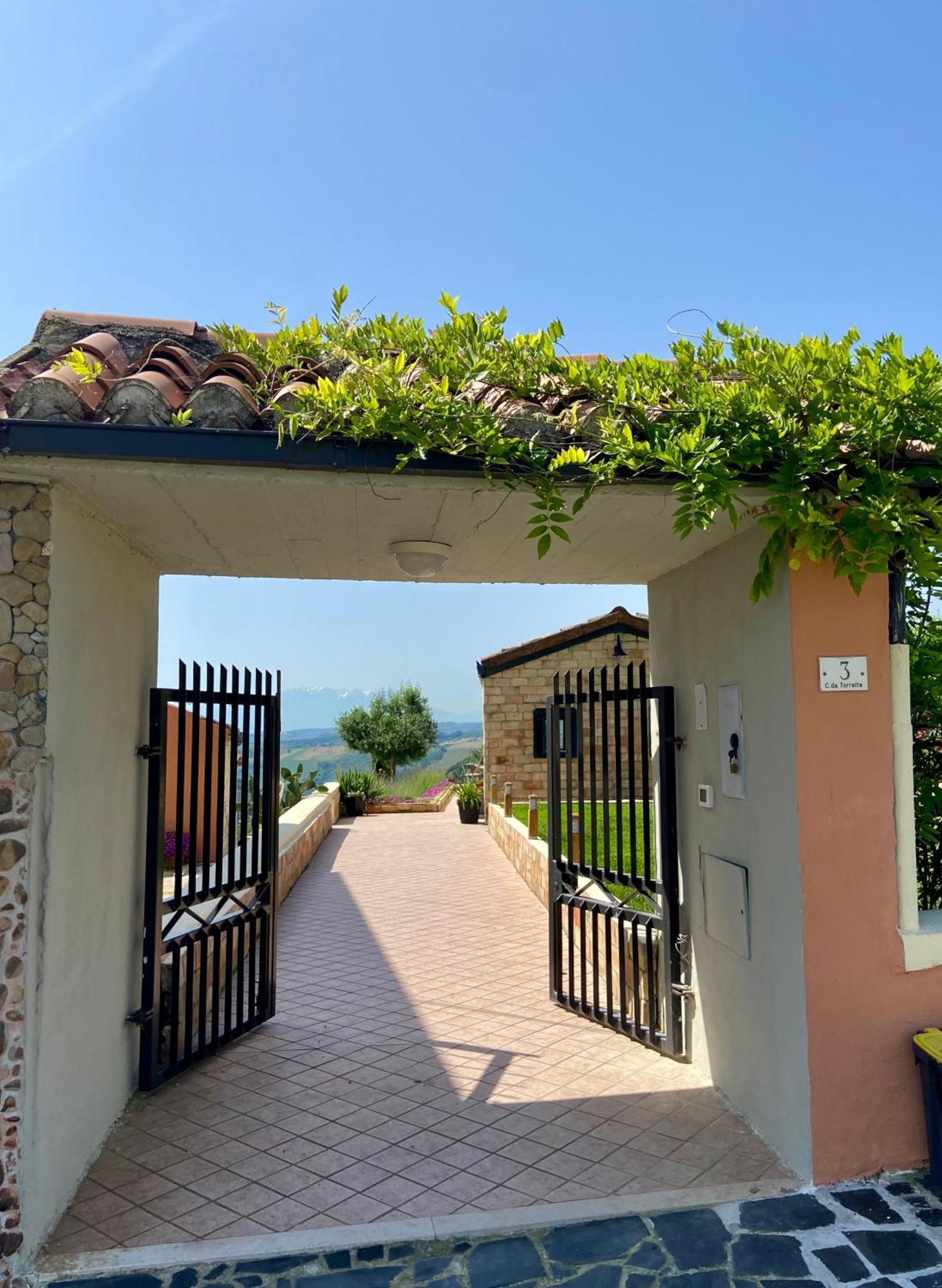 Bed And Adventure Tramontana Resort - Casetta & Wellness Castilenti Exterior foto