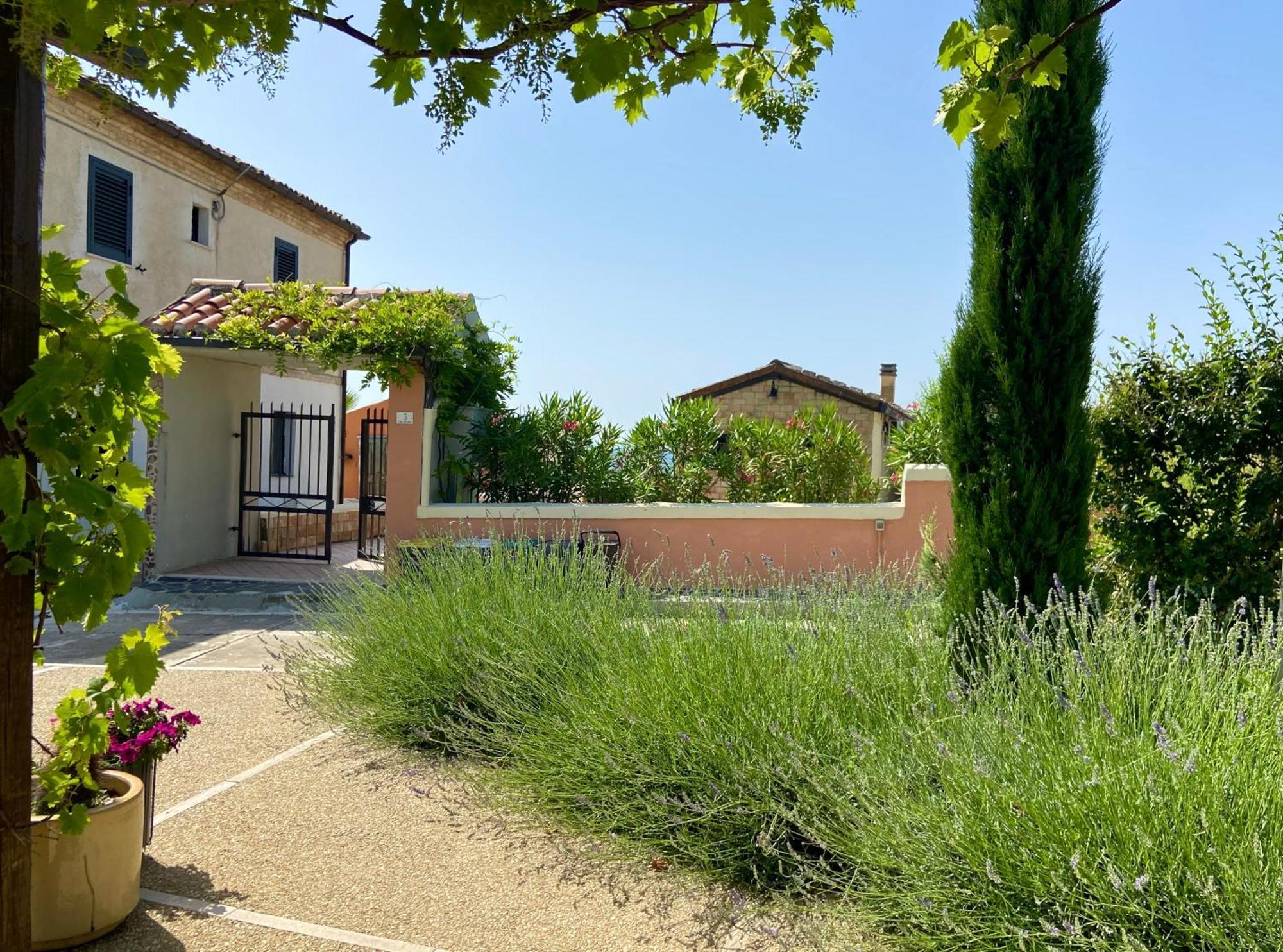 Bed And Adventure Tramontana Resort - Casetta & Wellness Castilenti Exterior foto