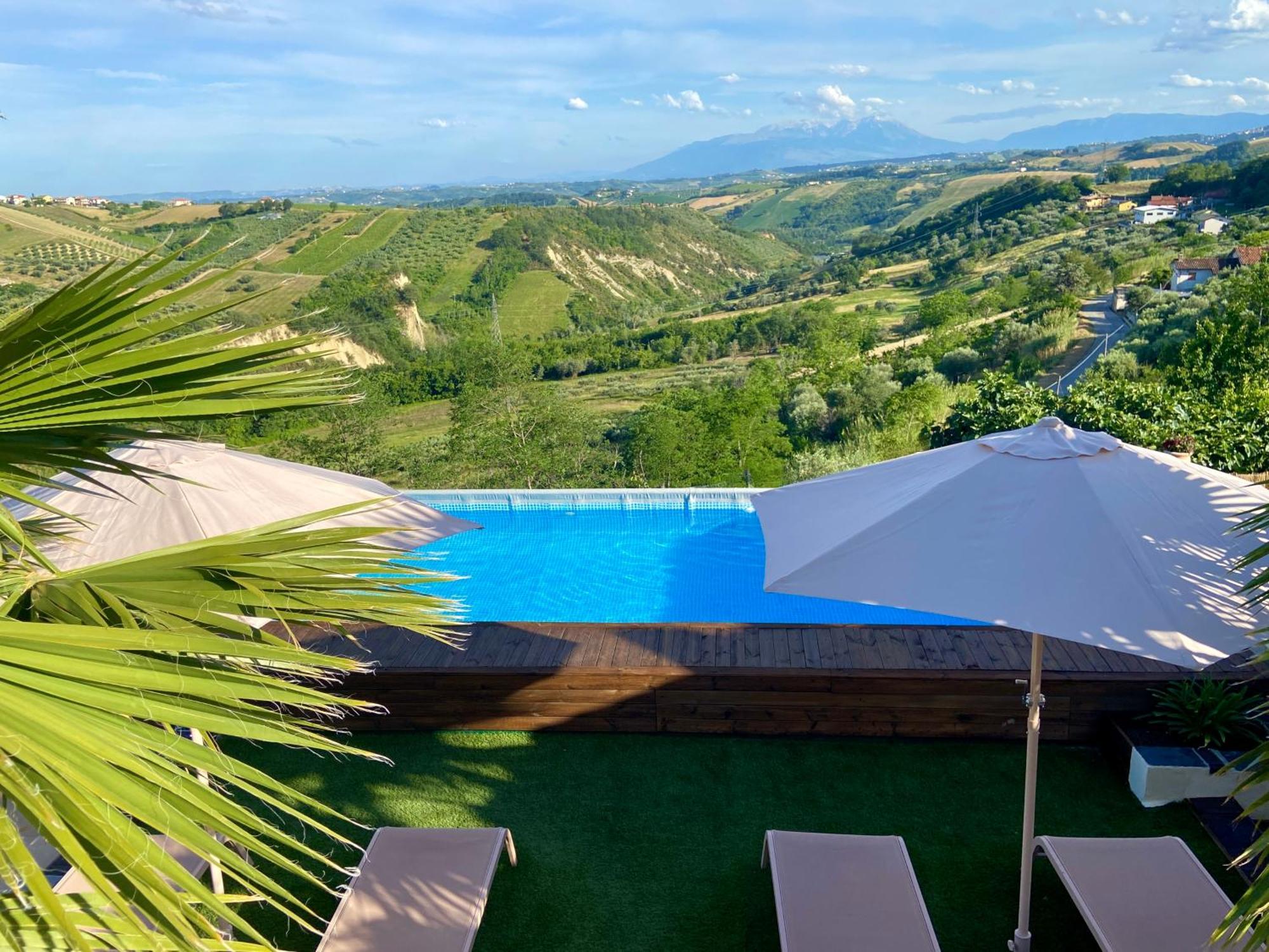 Bed And Adventure Tramontana Resort - Casetta & Wellness Castilenti Exterior foto