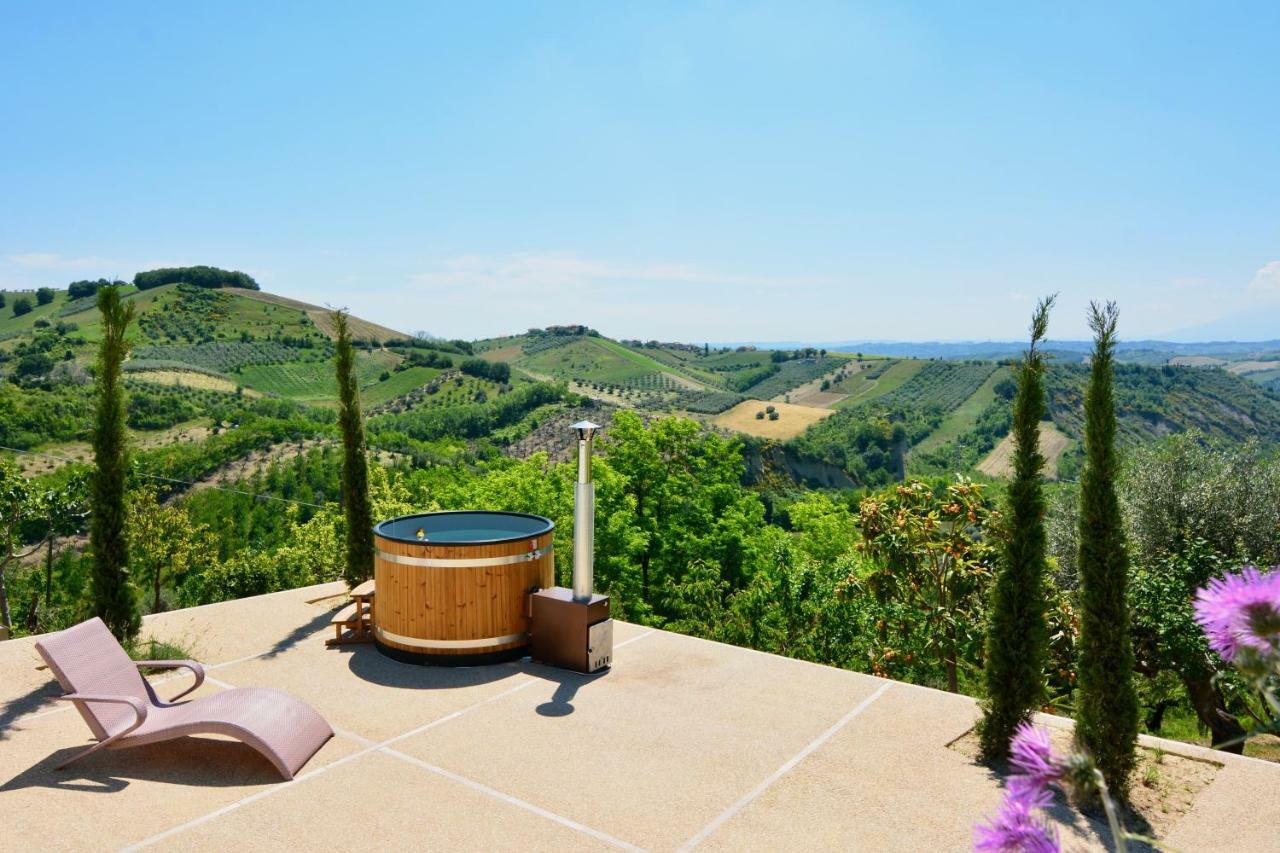 Bed And Adventure Tramontana Resort - Casetta & Wellness Castilenti Exterior foto